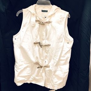 Ralph Lauren Vest, very good quality of 68% Cotton & 32% Linen. Brass buttons